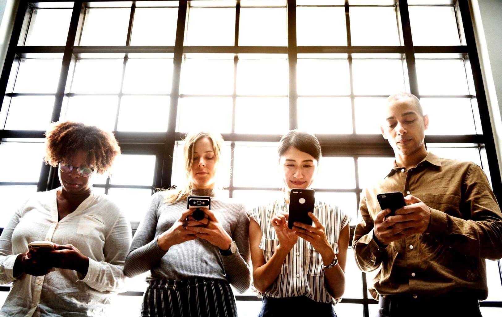 Persone che praticano tecniche di comunicazione efficace in un ambiente formativo