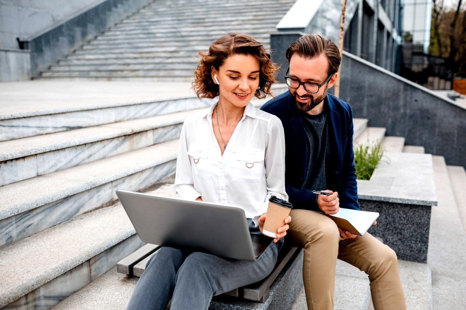 Ambiente di formazione moderno con partecipanti che praticano esercizi di comunicazione